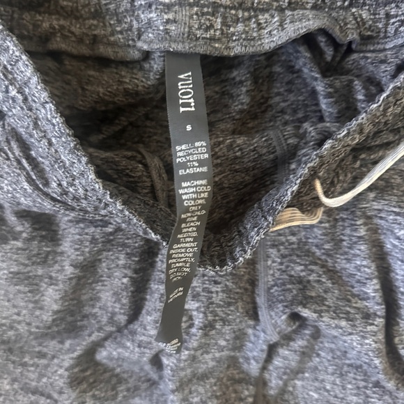 Vuori Performance Joggers and Halo PerformanceHoodie. In Heather grey. - Picture 5 of 5